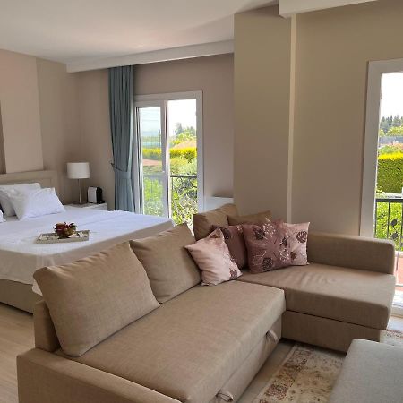 B. Equine Range Hotel Narlidere Eksteriør billede